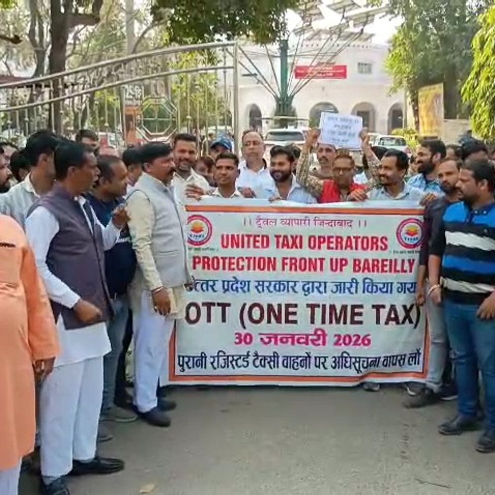 बरेली में टैक्सी चालकों ने किया प्रदर्शन:टैक्सियों पर वन टाइम टैक्स का विरोध, पुरानी व्यवस्था बहाली की मांग