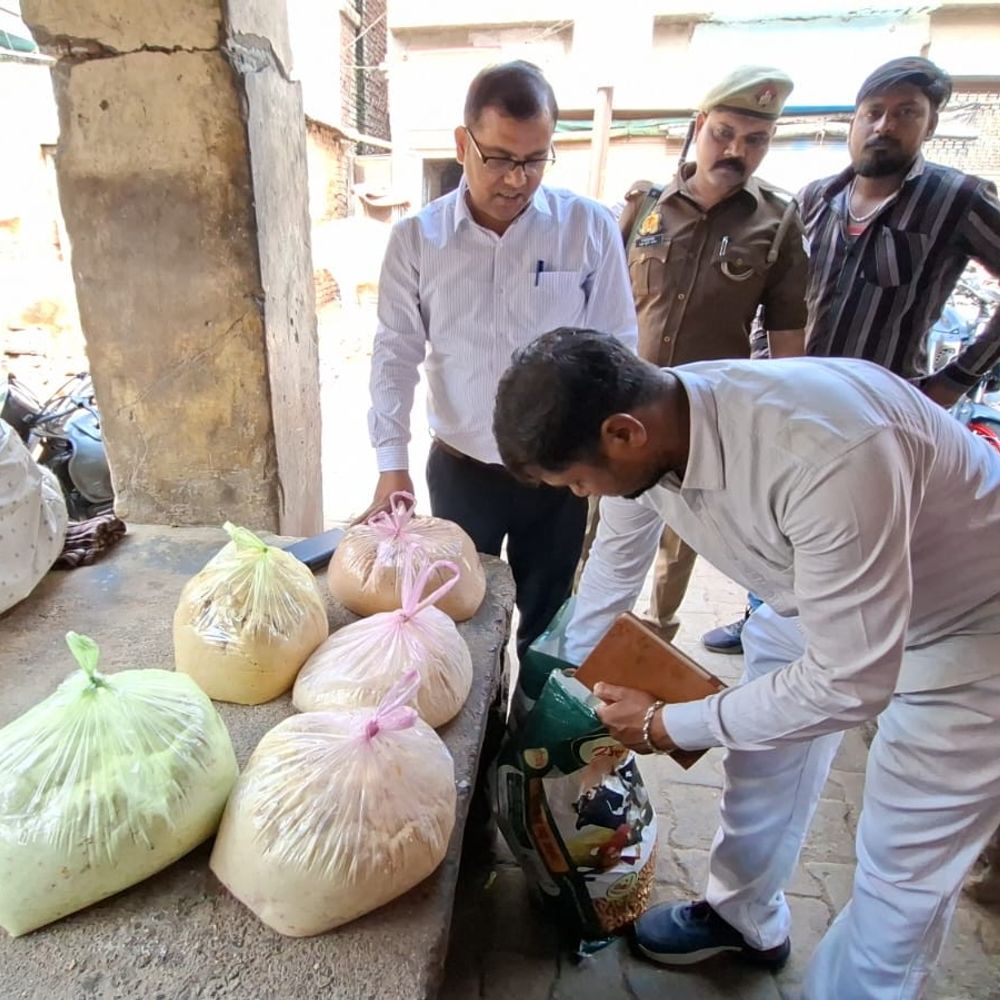 अयोध्या में 20 लाख का मिलावटी सामान जब्त:होली से पहले खाद्य विभाग ने की बड़ी कार्रवाई, नमूने जांच को भेजे