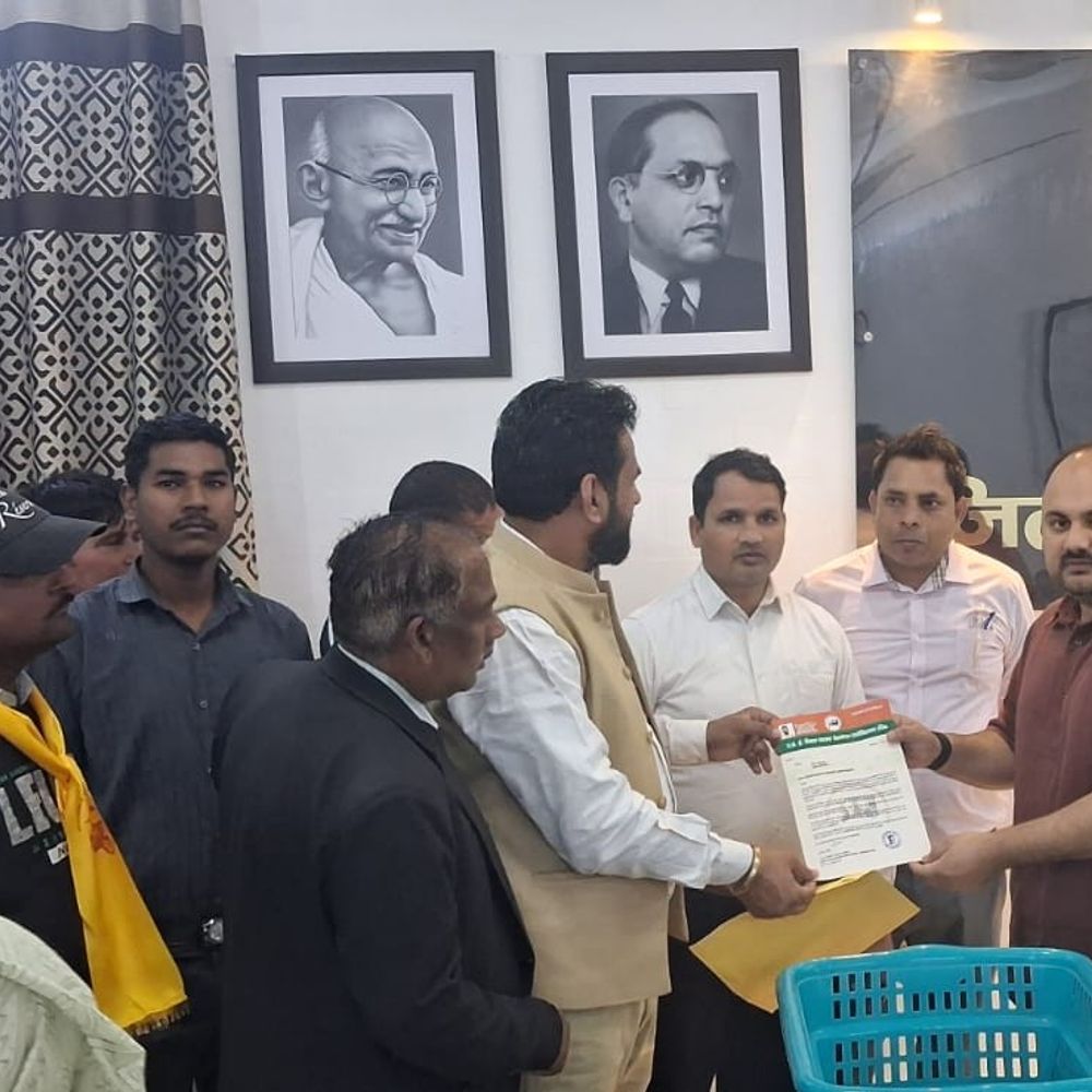 ई-रिक्शा चालकों ने जिलाधिकारी से मुलाकात:रूट छोटे होने और पुलिस कार्रवाई से परेशानी पर सौंपा ज्ञापन