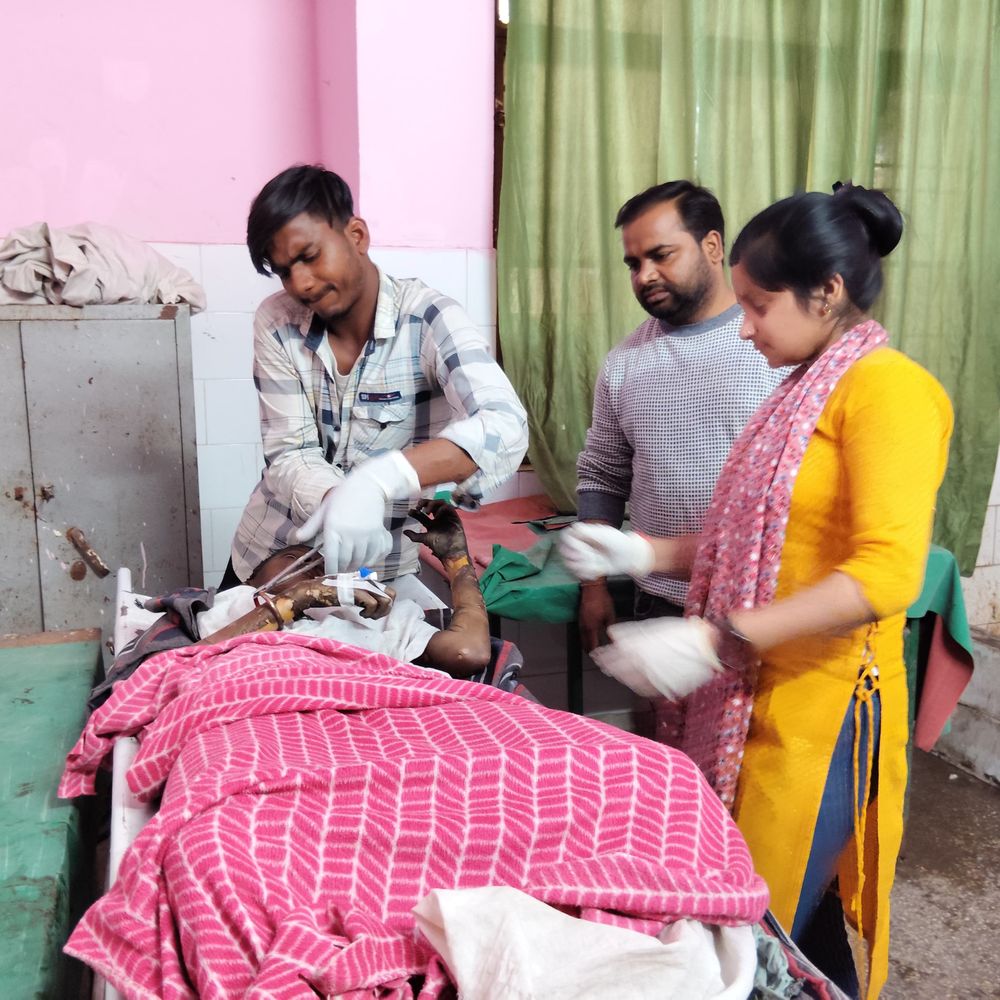 भीम आर्मी के जिला उपाध्यक्ष की बहन आग में झुलसी:फर्रुखाबाद में नकाबपोश पर पेट्रोल डालने का आरोप, गंभीर हालत में सैफई रेफर