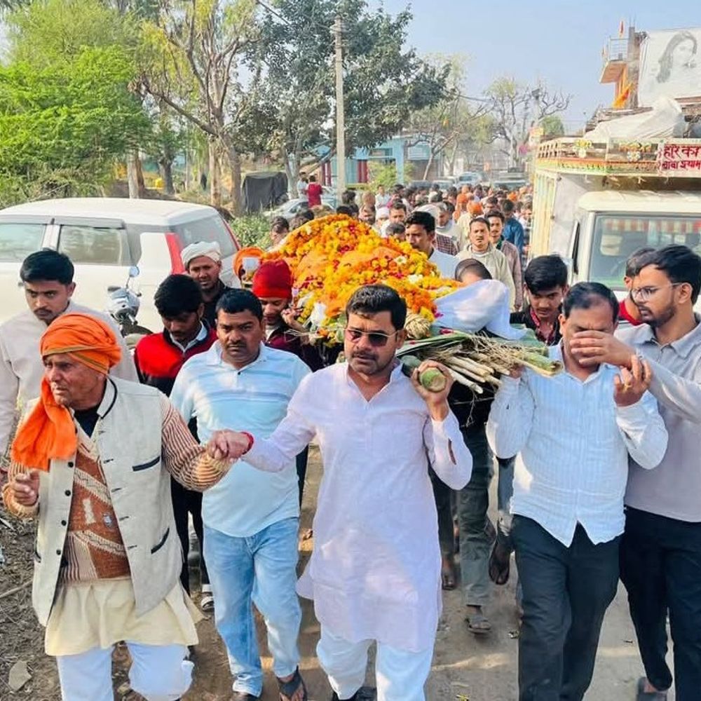 कोटा हादसे में रूरा के तीन युवकों को अंतिम विदाई:कानपुर देहात में पूरे कस्बे में पसरा सन्नाटा, लोगों ने दी श्रद्धांजलि