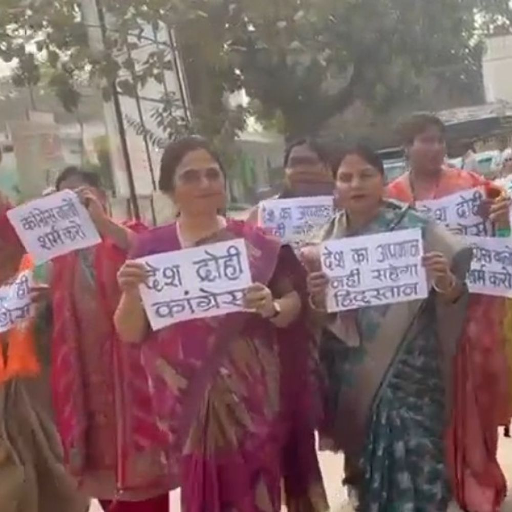 भाजपा महिला मोर्चा का कांग्रेस के खिलाफ प्रदर्शन:दिल्ली एआई समिट में कांग्रेस के प्रदर्शन पर जताया विरोध