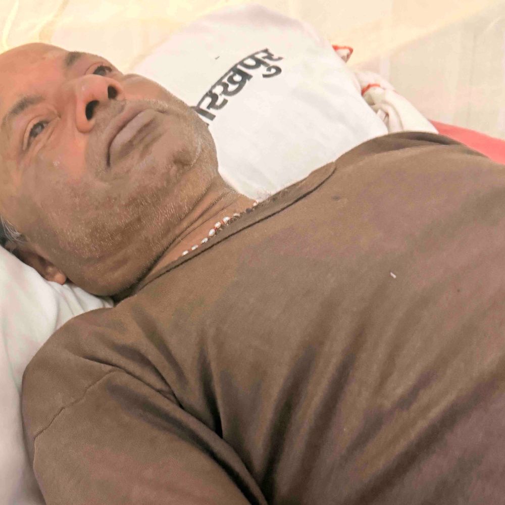 गोरखपुर में एलटी बॉक्स पर काम करते समय झुलसा लाइनमैन:तेज स्पार्क से जल गए हाथ, बिना सुरक्षा मानकों के पोल पर था चढ़ा