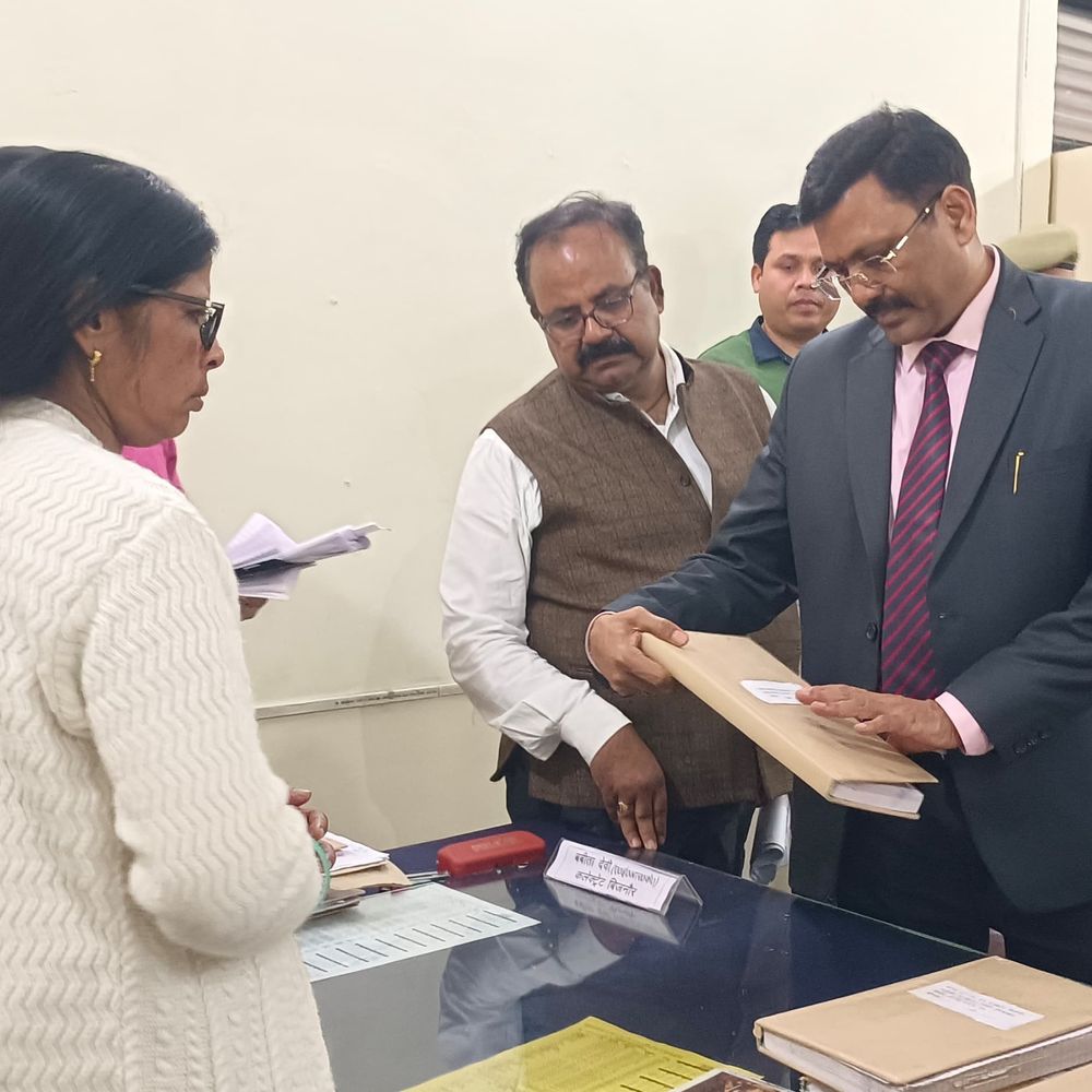 बिजनौर पहुंचे कमिश्नर आनंजय कुमार:ग्राम चौपाल में पहुंचे, कलेक्ट्रेट में व्यवस्थाएं देखी, अफसरों के साथ की बैठक