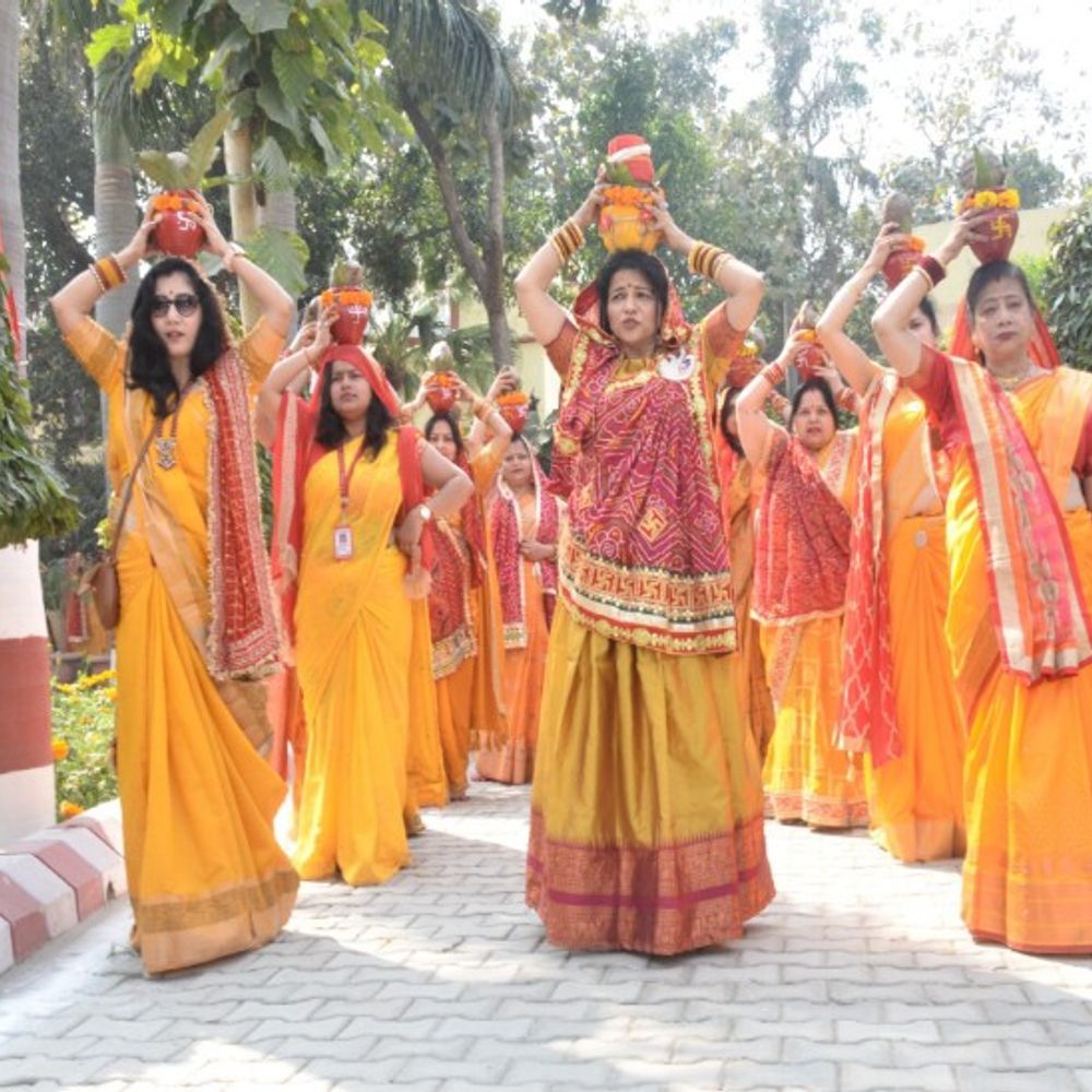 शाहजहांपुर में रामकथा शुरू, 51 महिलाओं की कलश यात्रा:पूर्व केंद्रीय मंत्री चिन्मयानंद ने पुष्पवर्षा कर किया स्वागत, डीएम की प्रशंसा की