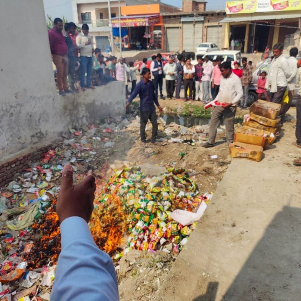 शाहजहांपुर में 110 किलो नमकीन, 25 पेटी नूडल्स नष्ट:खाद्य विभाग ने छापामारी कर नमूने लिए, 894 लीटर तेल सीज