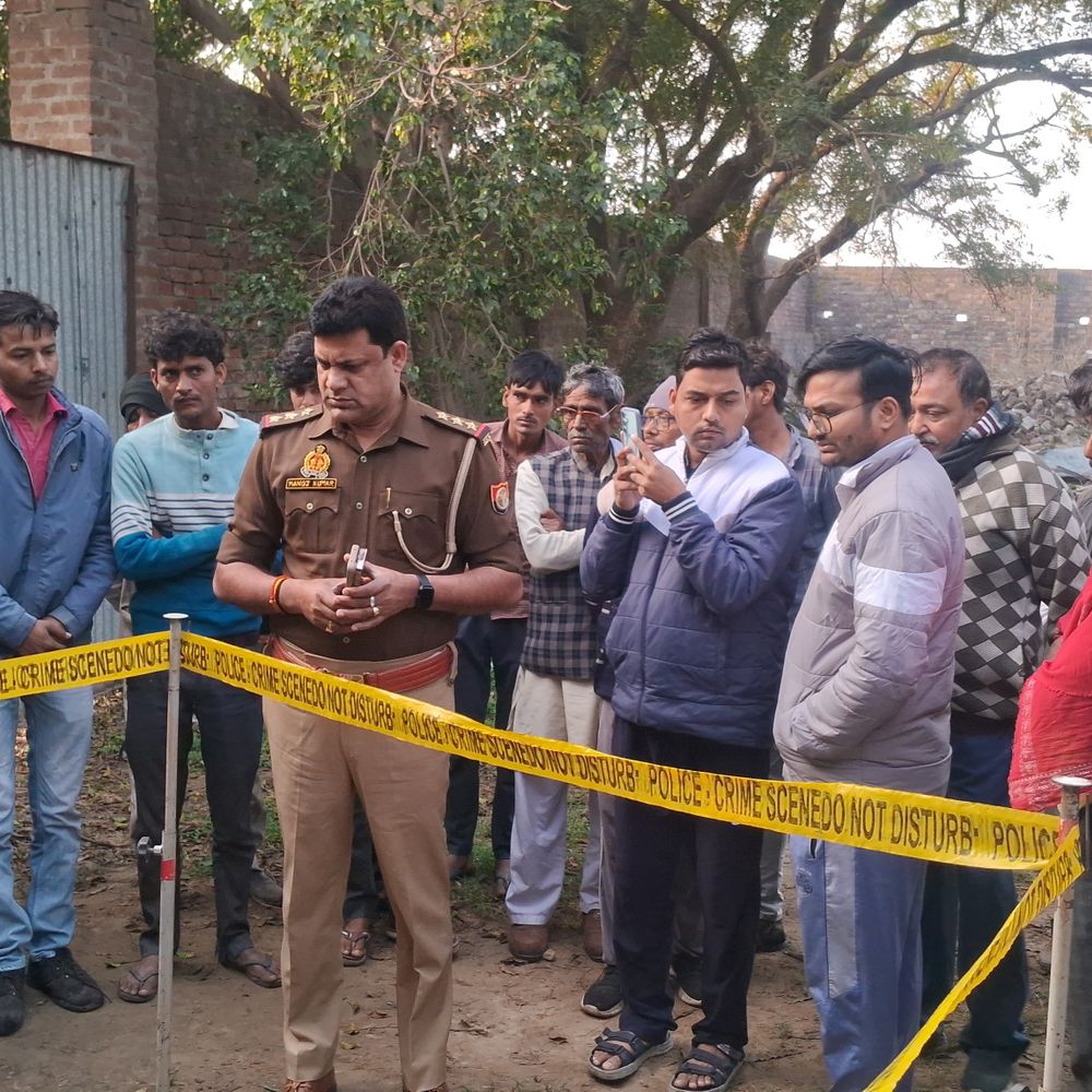 बिल्सी में खेत की कोठरी में चौकीदार का मिला शव:खून से लथपथ जमीन पर पड़ा था, पुलिस टीम घटनास्थल पर पहुंची