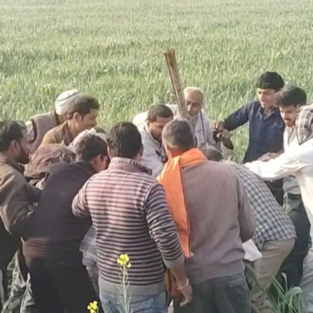 हाथरस में दो पक्षों में खूनी संघर्ष, VIDEO:6 घायल, ई-रिक्शा पलटने के बाद लाठी-डंडे और जंजीरों से की मारपीट
