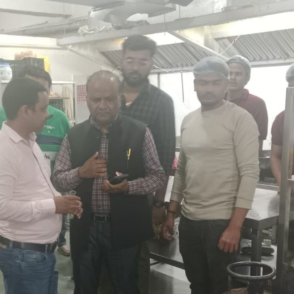 होली से पहले मिठाई दुकानों पर छापेमारी:एसडीएम के नेतृत्व में औरैया में हुई कार्रवाई, सैंपल लैब भेजे