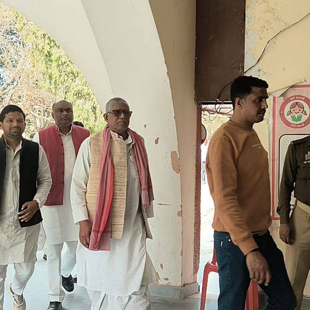 घोसी चीनी मिल बंद होने की आशंका:डीएम से मिले सपा कार्यकर्ता, 72 घंटे में चालू न होने पर आंदोलन की चेतावनी दी