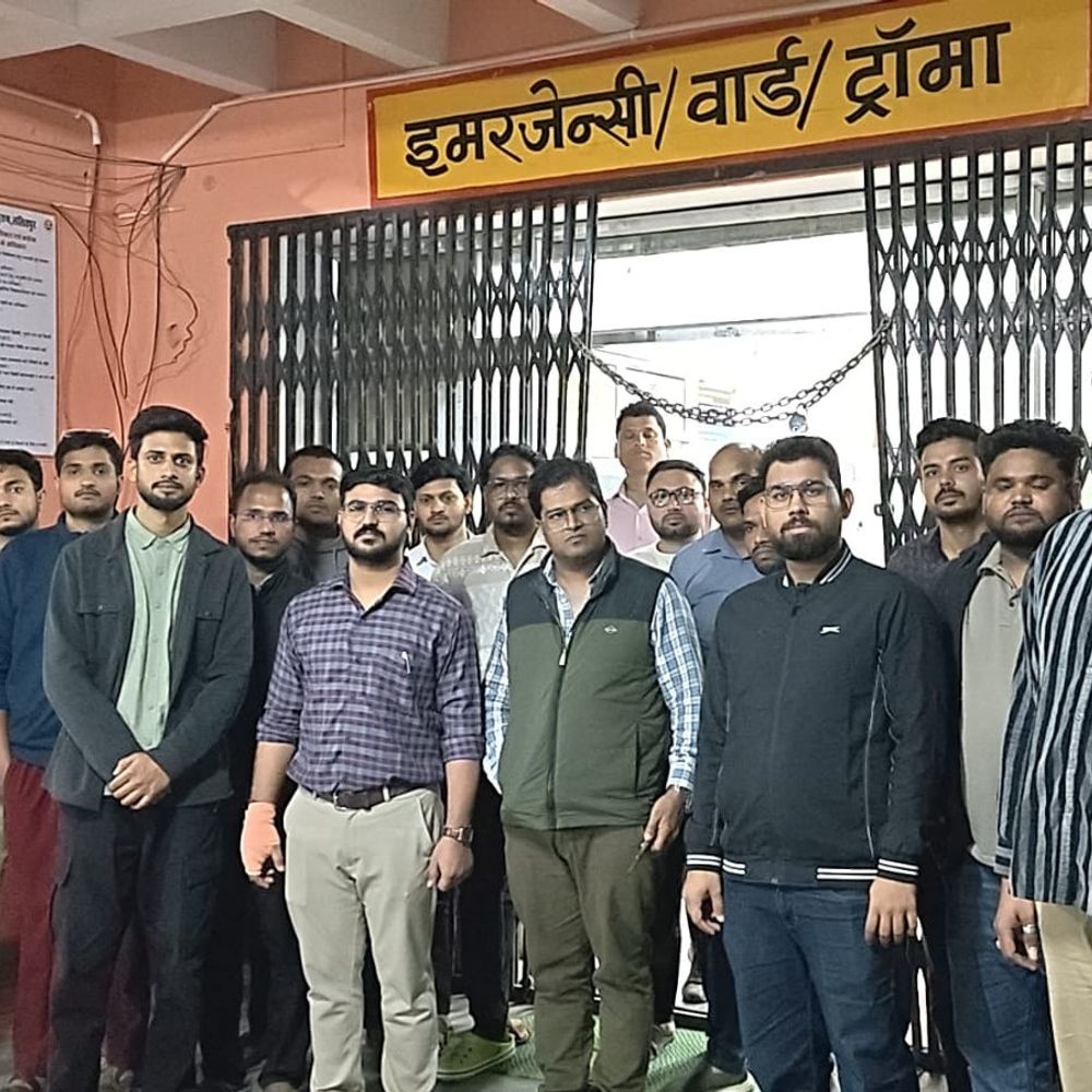 ललितपुर मेडिकल कॉलेज में मरीज-डॉक्टर के बीच मारपीट:डॉक्टर का हाथ फ्रैक्चर, वार्ड बॉय घायल; पुलिस जांच में जुटी