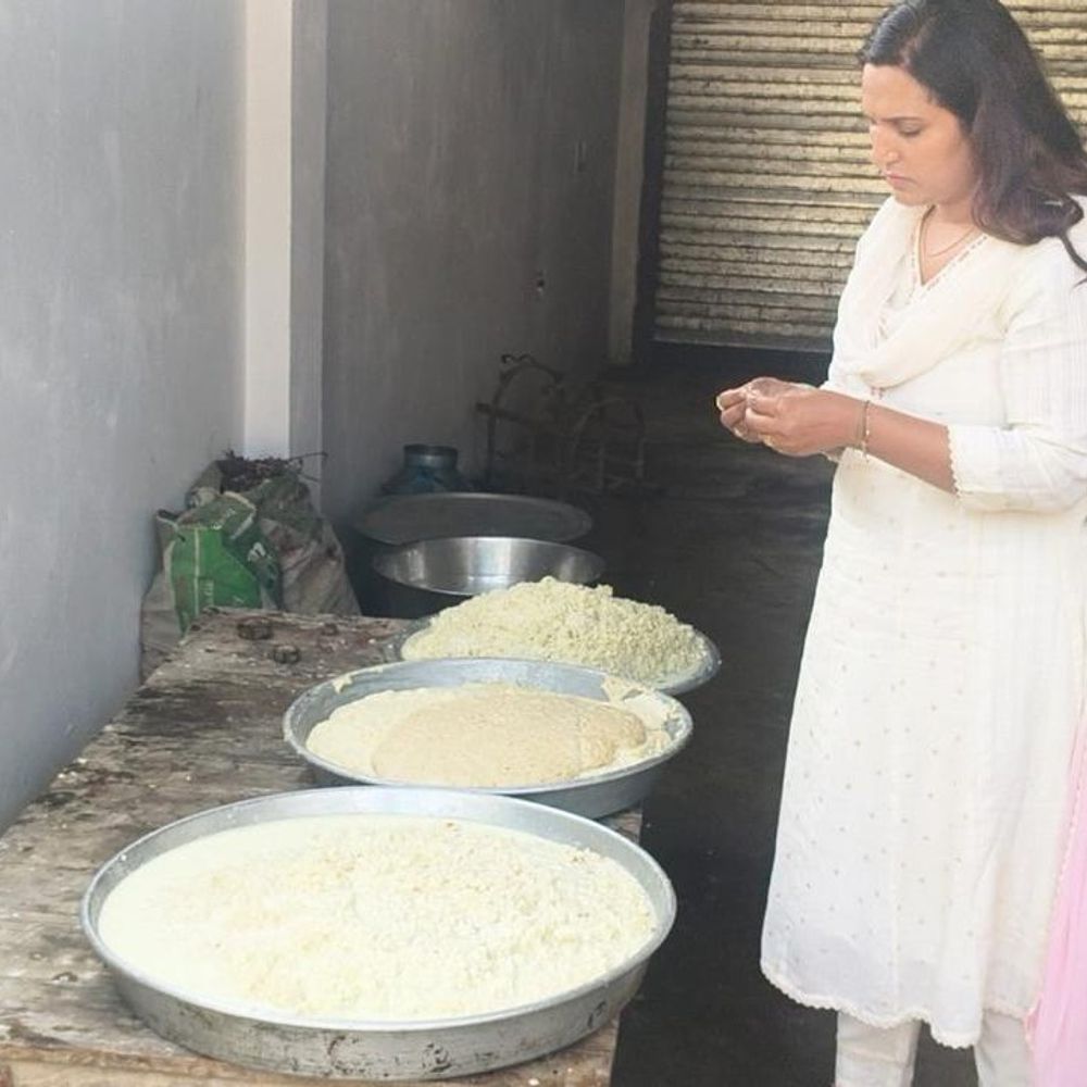 बाराबंकी में मिलावट पर सख्ती, 10 नमूने जांच को भेजे:होली-रमजान से पहले 60 किलो खोया, 250 लीटर दूध नष्ट