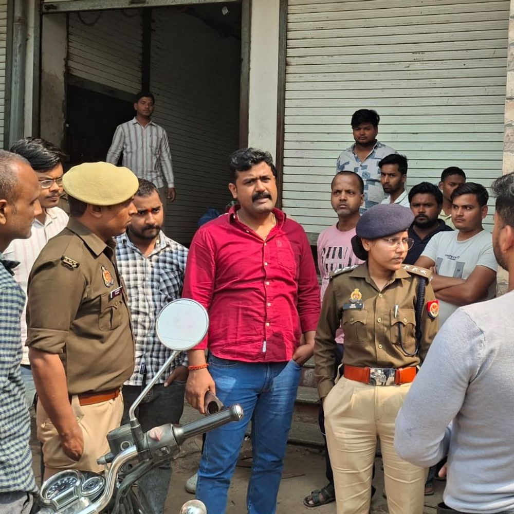 एसडीएम-सीओ आवास के सामने दुकान में चोरी:व्यापारी के 100 ग्राम सोना, सवा किलो चांदी और डीवीआर गायब