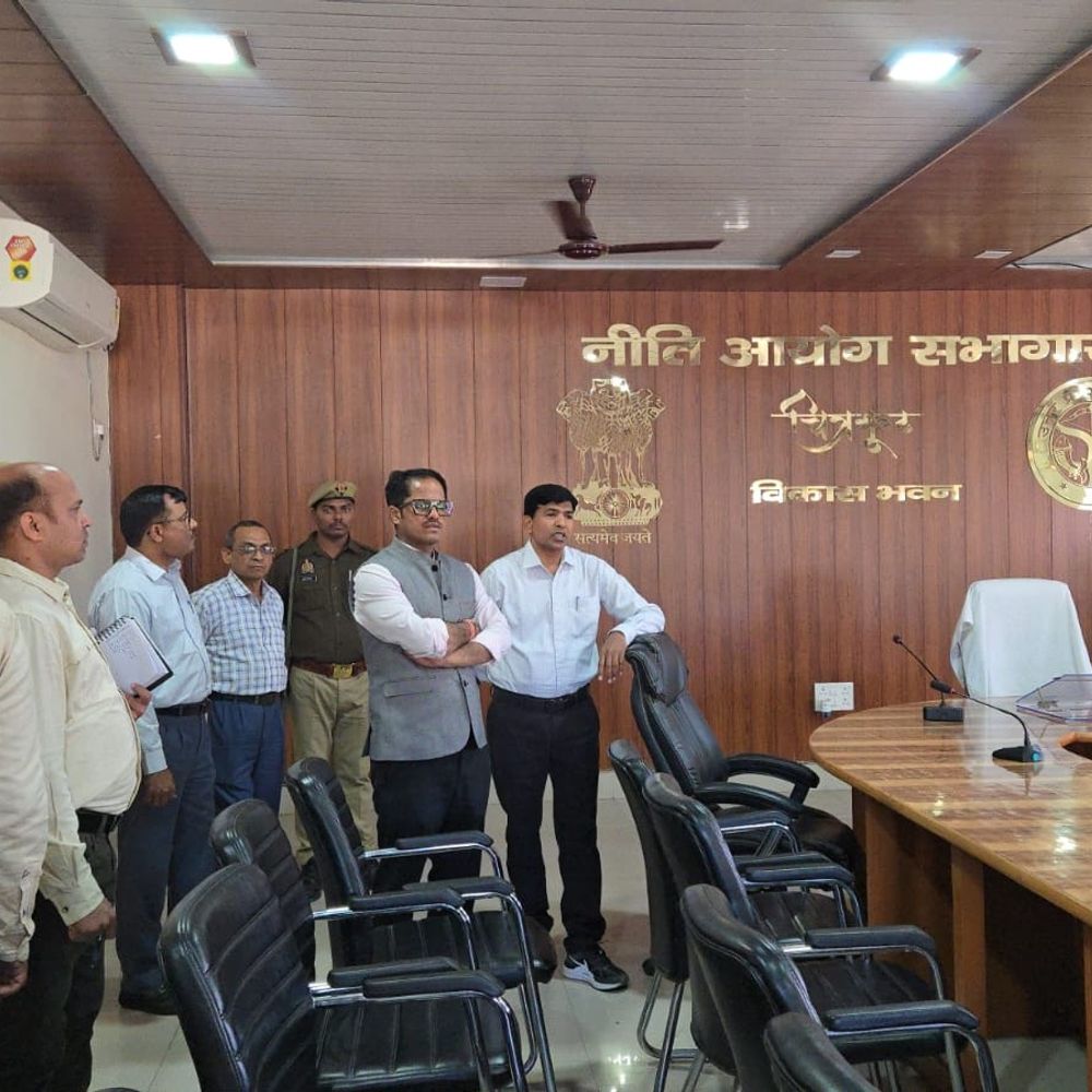 चित्रकूट डीएम ने विकास भवन का निरीक्षण किया:व्यवस्थाएं सुधारने, दस्तावेजों के रखरखाव और जन व्यवहार पर दिए निर्देश