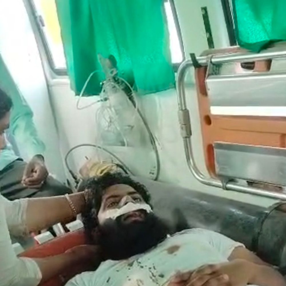 कौशांबी में जमीन के विवाद पर मारपीट, VIDEO:एक पक्ष ने दूसरे के घर पर लाठी-डंडों से हमला किया, 9 पर केस