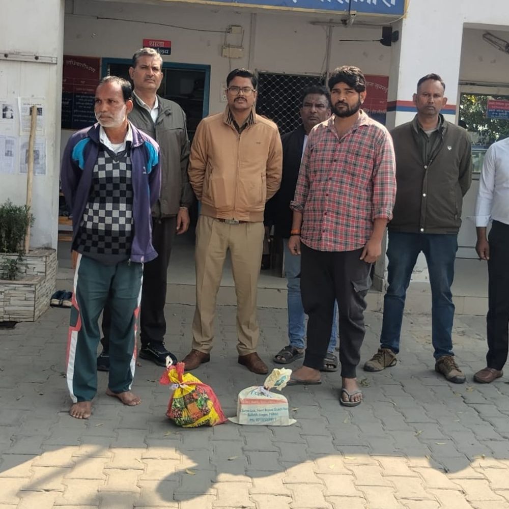 पीलीभीत में आबकारी विभाग का माफियाओं पर शिकंजा:सुनगढ़ी में छापेमारी कर दो तस्कर गिरफ्तार, 4.8 लीटर अवैध शराब बरामद