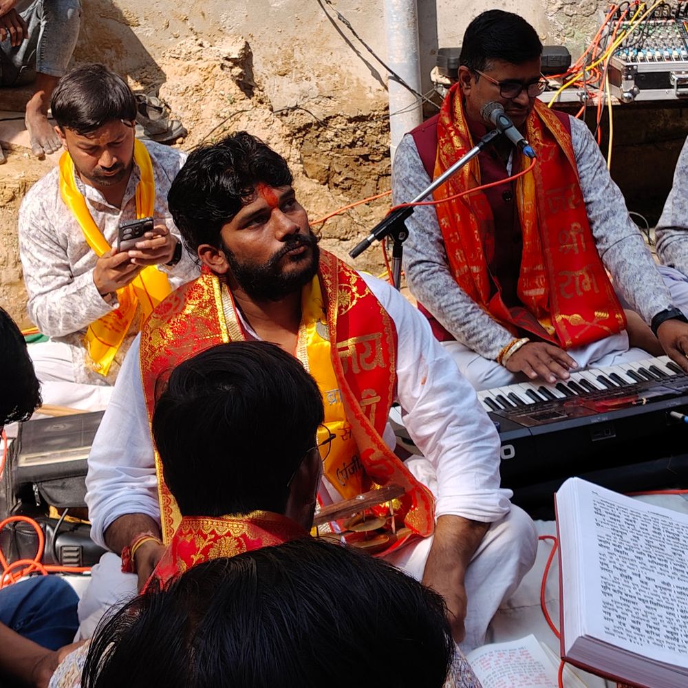 हाथरस में यूजीसी बिल, एससी-एसटी एक्ट का विरोध:राष्ट्रीय सवर्ण परिषद का धरना जारी, धरना स्थल पर हुआ सुंदरकांड का पाठ