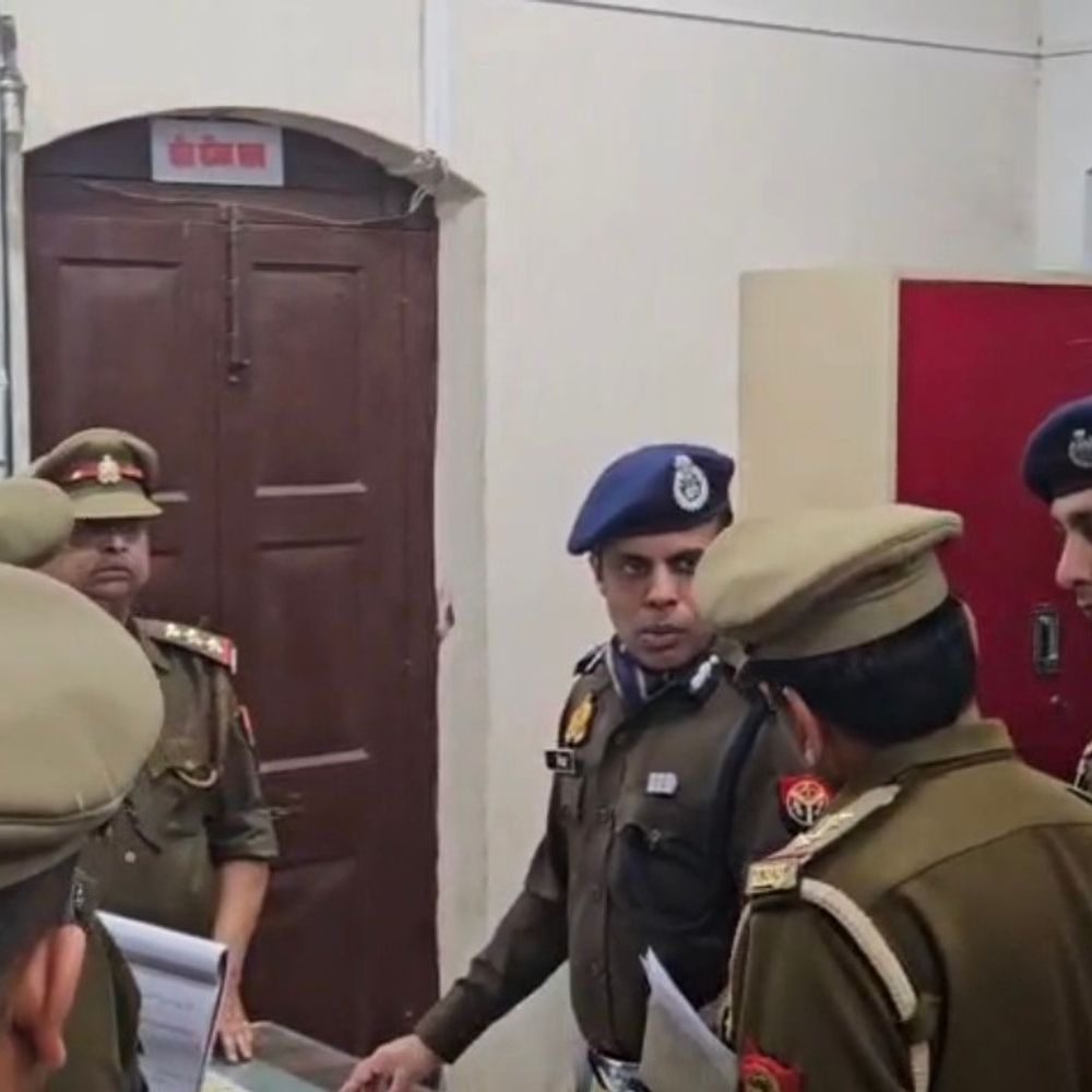 महानिरीक्षक ने यातायात विभाग और आर्म्स कार्यालय का निरीक्षण किया:रायबरेली में लंबित मामलों के शीघ्र निस्तारण के निर्देश दिए