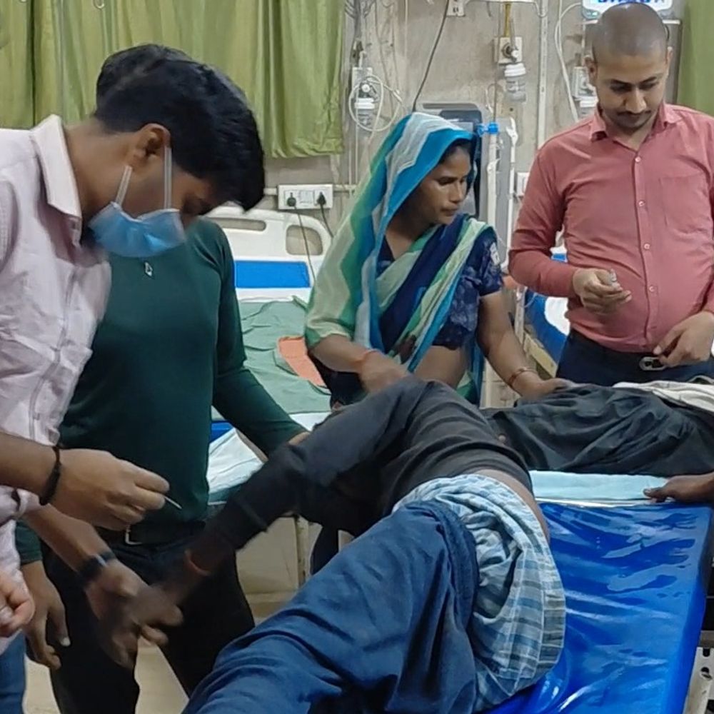 फर्रुखाबाद में निर्माणाधीन दीवार गिरी, तीन घायल:मिस्त्री सहित दो अन्य चपेट में आए; अस्पताल में भर्ती