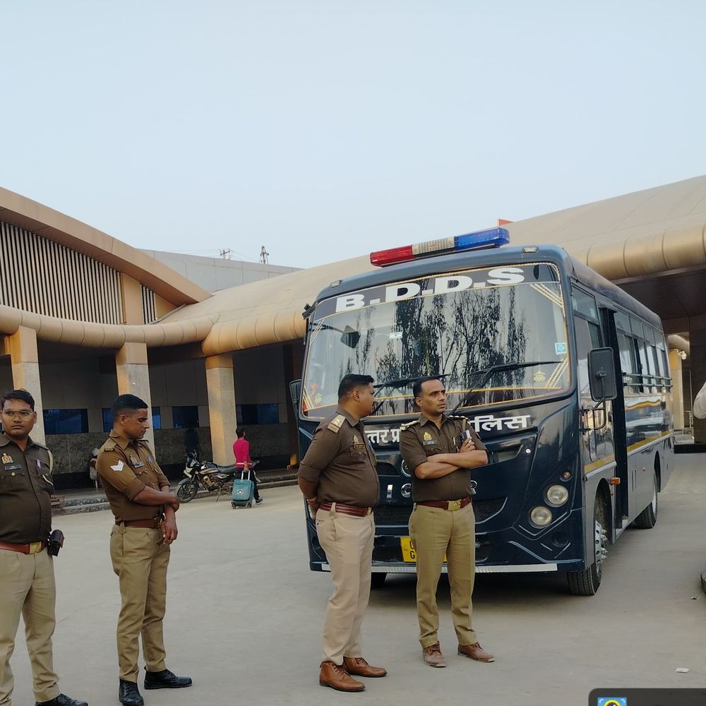 गाजीपुर रेलवे स्टेशन के बाहर पटाखा फटा:पैर के नीचे दबने से हुआ हादसा, ई-रिक्शा चालक घायल