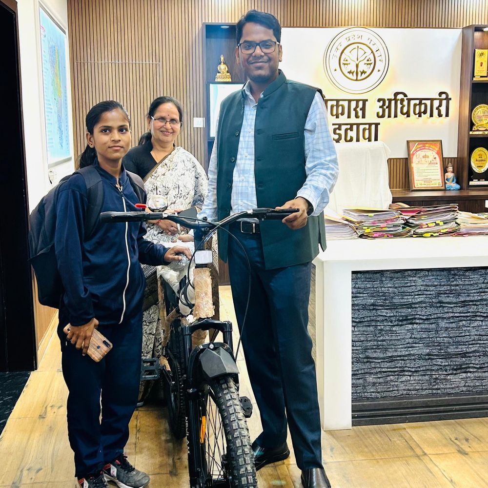 साइकिल चोरी के बाद छात्रा को मिली नई साइकिल:इटावा प्रशासन ने स्कूल आने में दिक्कत न होने पर की मदद