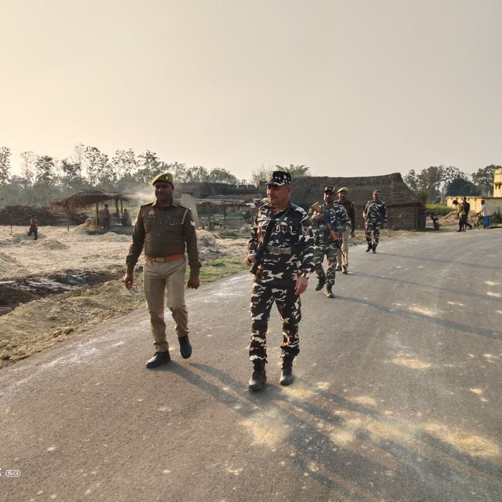 इंडो-नेपाल बॉर्डर पर हाई अलर्ट:बलरामपुर में त्योहारों के मद्देनजर पुलिस-SSB कर रही पैदल गश्त