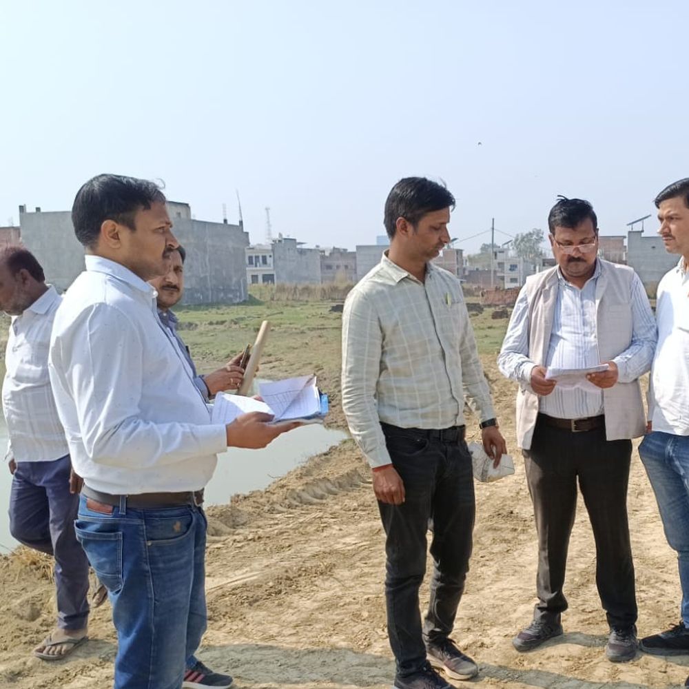 रायबरेली में तालाब पर अवैध कब्जा:नगर पालिका ने लिया संज्ञान, जेसीबी से हटाया गया