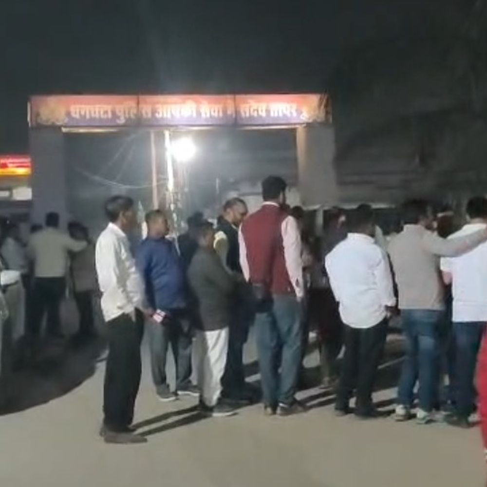 संतकबीरनगर में महिला बीडीओ के सामने अर्धनग्न हुए BJP मंडल-अध्यक्ष:दलित सचिव को डंडे लेकर दौड़ाने का आरोप, कार्रवाई की मांग