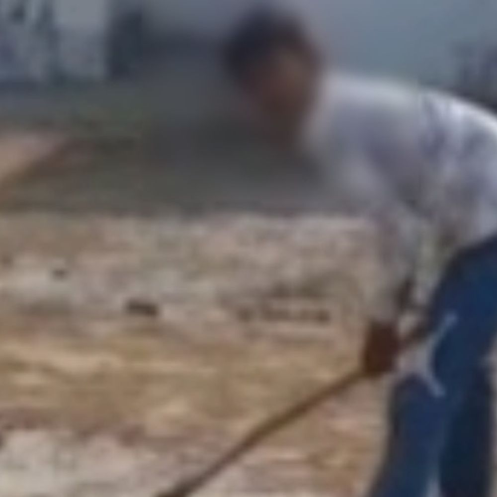 सरकारी स्कूल में छात्रों से कराई मजदूरी, VIDEO:कुदाल और बाल्टी लेकर मिट्टी खोदते दिखे, हेडमास्टर की मौजूदगी कराया काम