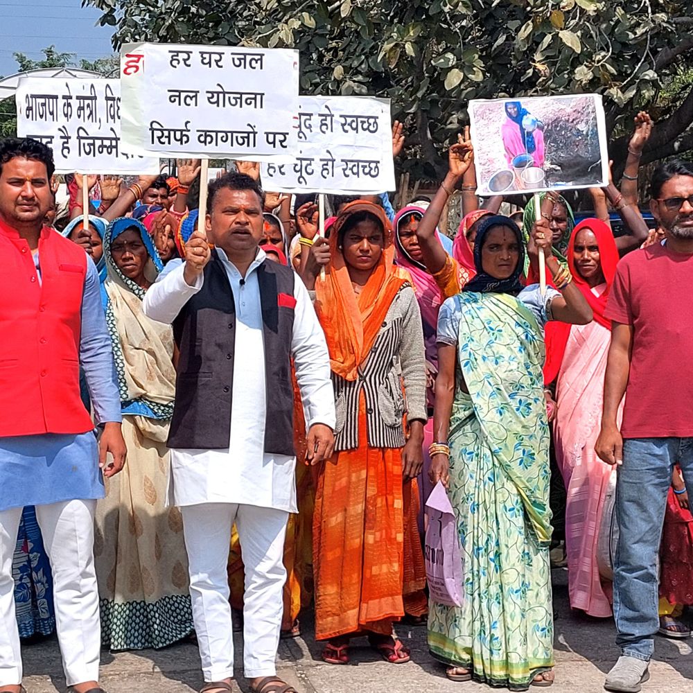 हर घर जल योजना में भ्रष्टाचार का आरोप:सपा कार्यकर्ताओं ने ग्रामीणों संग जिलाधिकारी कार्यालय पर किया प्रदर्शन