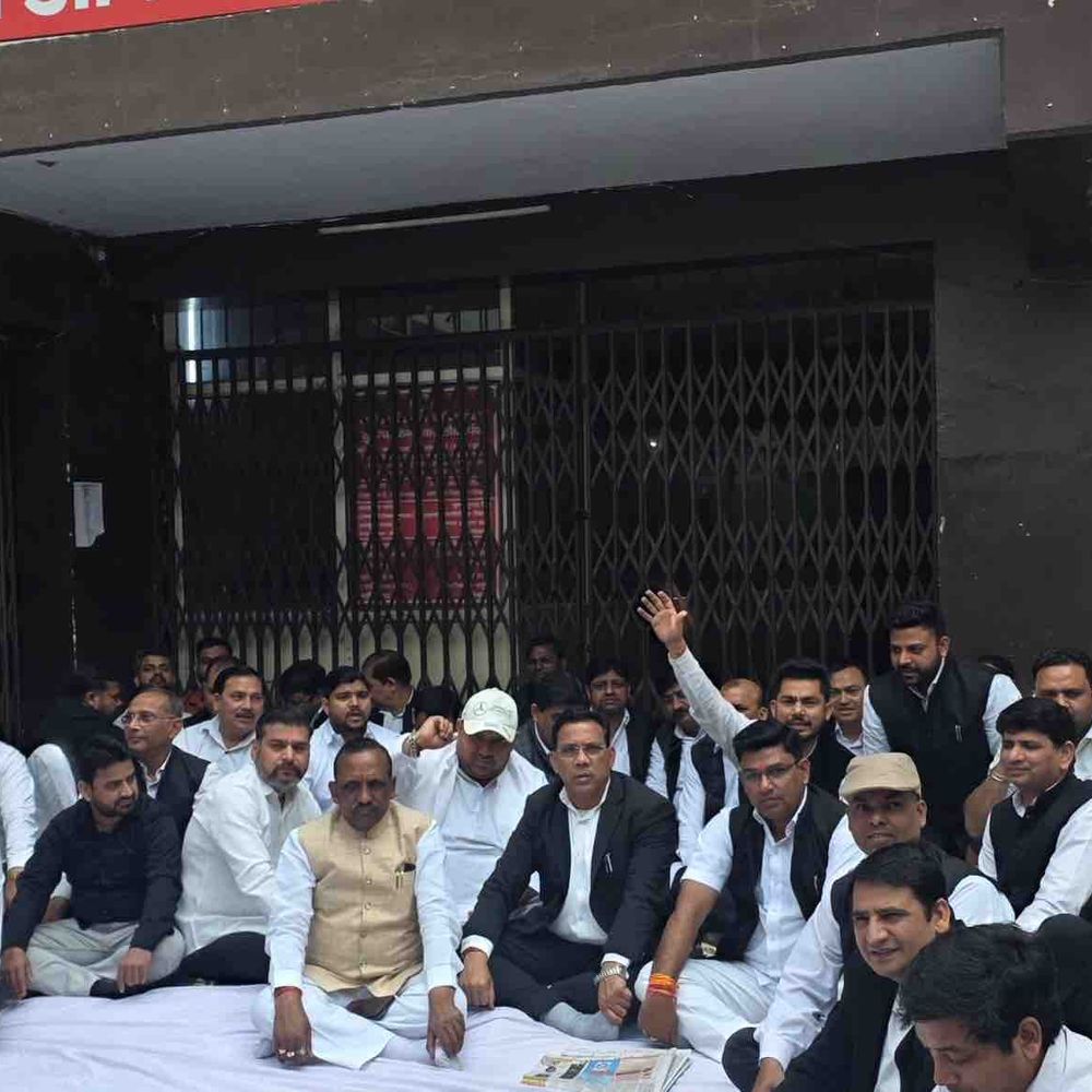 गाजियाबाद की सदर तहसील में दूसरे दिन भी काम बंद:सब-रजिस्ट्रार और वकीलों के बीच विवाद हुआ था, दूसरे दिन धरना जारी