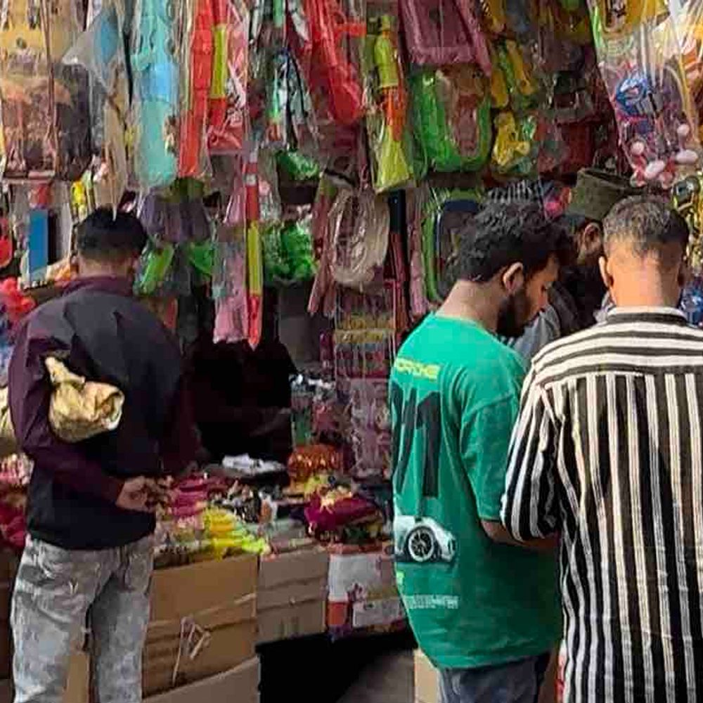 गोरखपुर में राफेल से उड़ेगा होली का रंग:फ्रूट फ्लेवर और हर्बल कलर की बढ़ी डिमांड