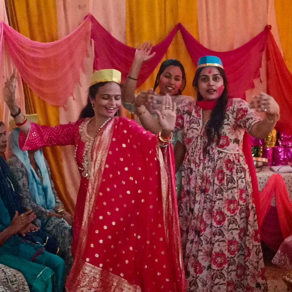 संभल में फागोत्सव का आयोजन शुरू:महिलाओं ने पारंपरिक गीतों पर झूमकर मनाई पुष्प होली