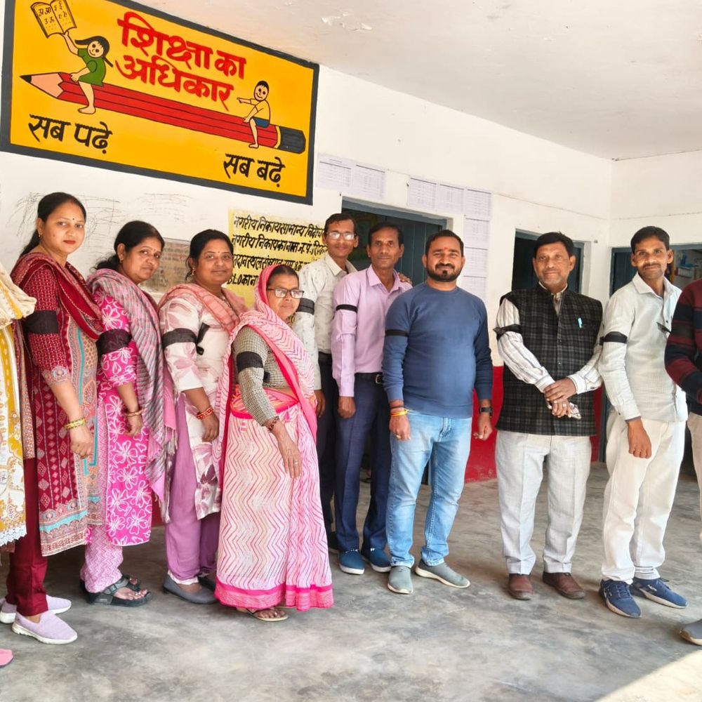 कन्नौज में शिक्षकों ने जताया विरोध:TET अनिवार्यता के खिलाफ काली पट्टी बांधकर प्रदर्शन किया