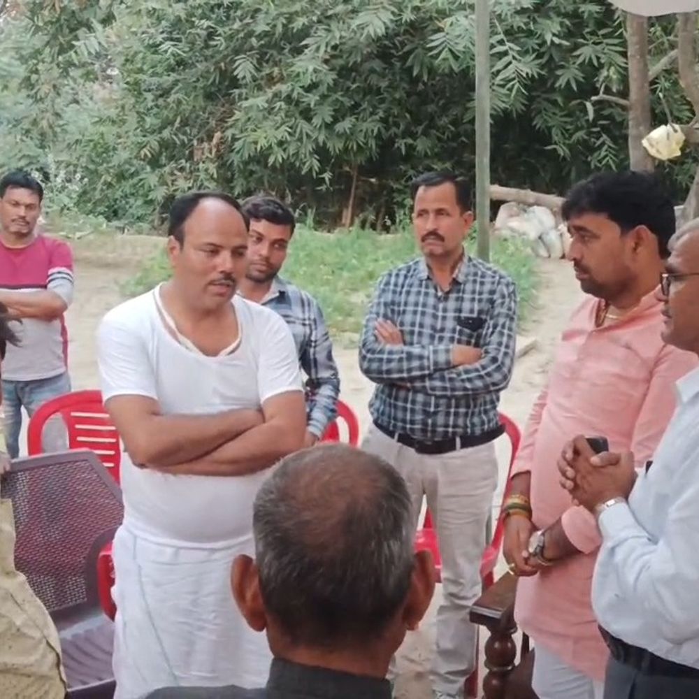 गोंडा पहुंचे सपा प्रदेश सचिव दिग्विजय सिंह:वकील सुभाष चंद्र मिश्रा के परिजनों से की मुलाकात, कानून व्यवस्था पर उठाए सवाल