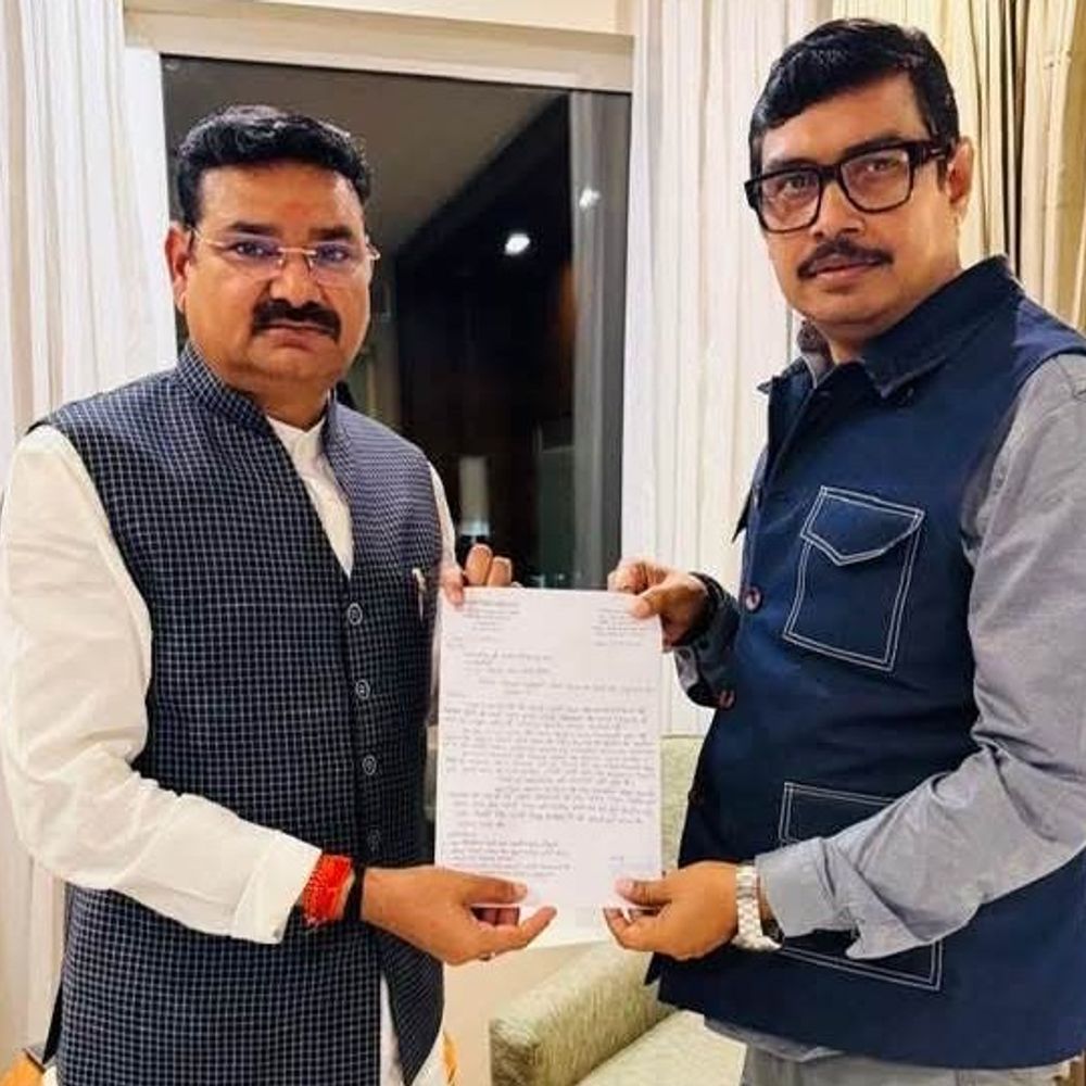 चीनी-मिल को चालू रखने को अतुल राय मंत्री से मिले:मऊ में किसान धरने के दो घंटे बाद प्रबंधक महेंद्र प्रताप का तबादला; मंत्री को पत्र सौंपा