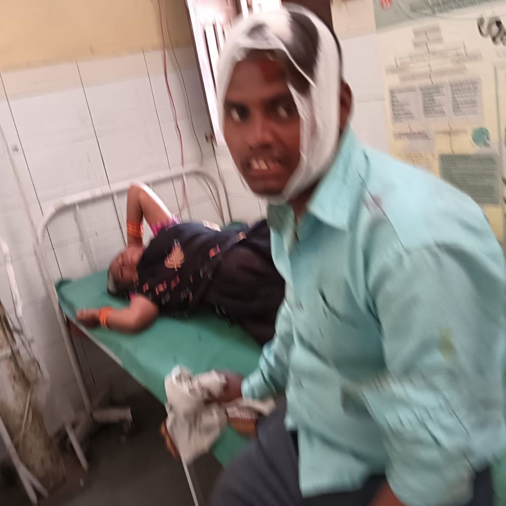 कासगंज में मैजिक-ई रिक्शा में भिड़ंत, 7 लोग घायल:4 की हालत गंभीर, जिला अस्पताल रेफर; गाड़ी पलटी