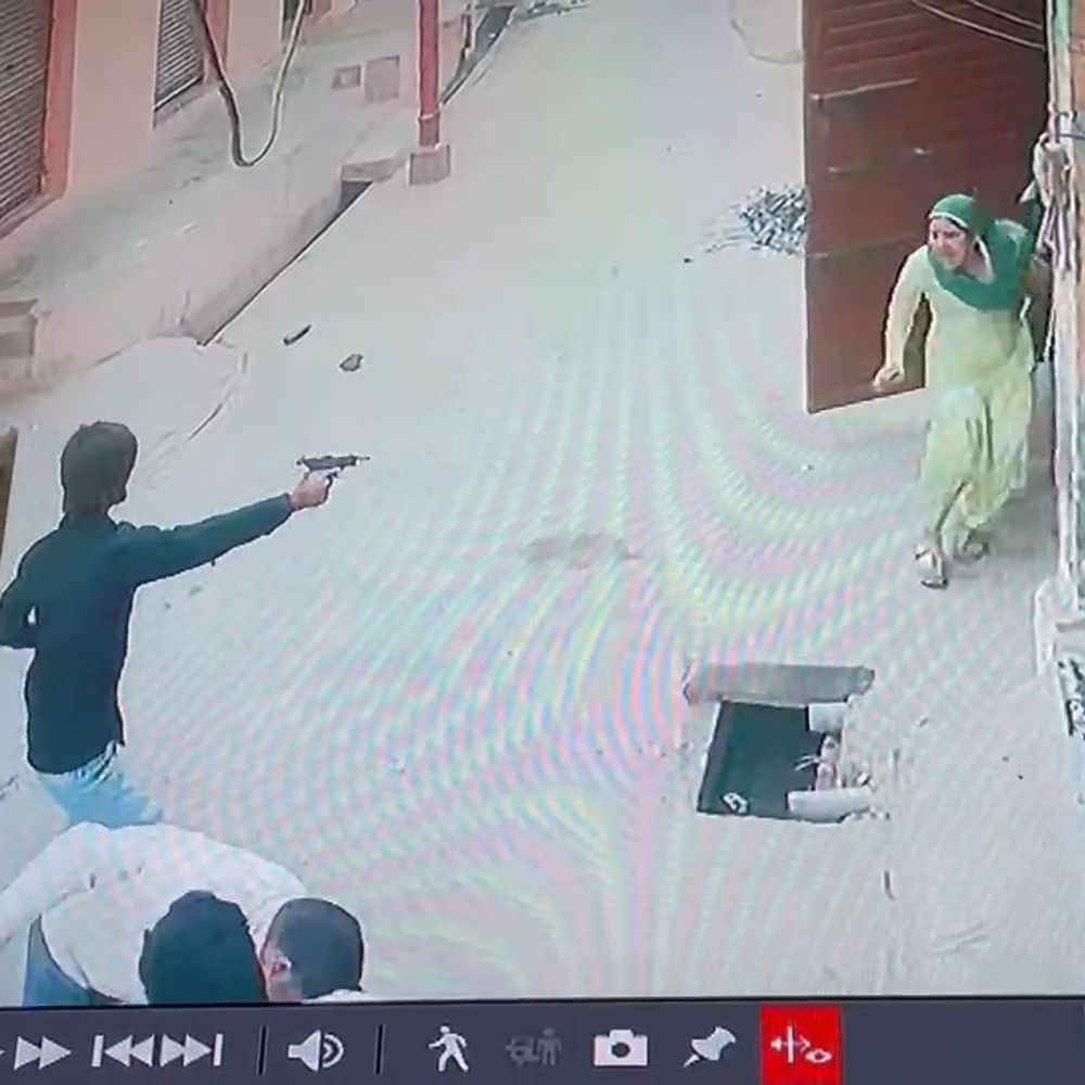 ग्रेटर नोएडा में युवक की दिनदहाड़े गोली मारकर हत्या:पुरानी रंजिश के चलते हुई वारदात, CCTV फुटेज भी आया सामने