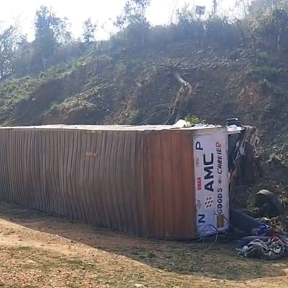 देहरा में खाई में गिरा ट्रक, ड्राइवर घायल:  मारुति की 5 गाड़ियां लेकर जा रहा, अचानक हुआ बेकाबू, बैरियर तोड़े – Dehra News