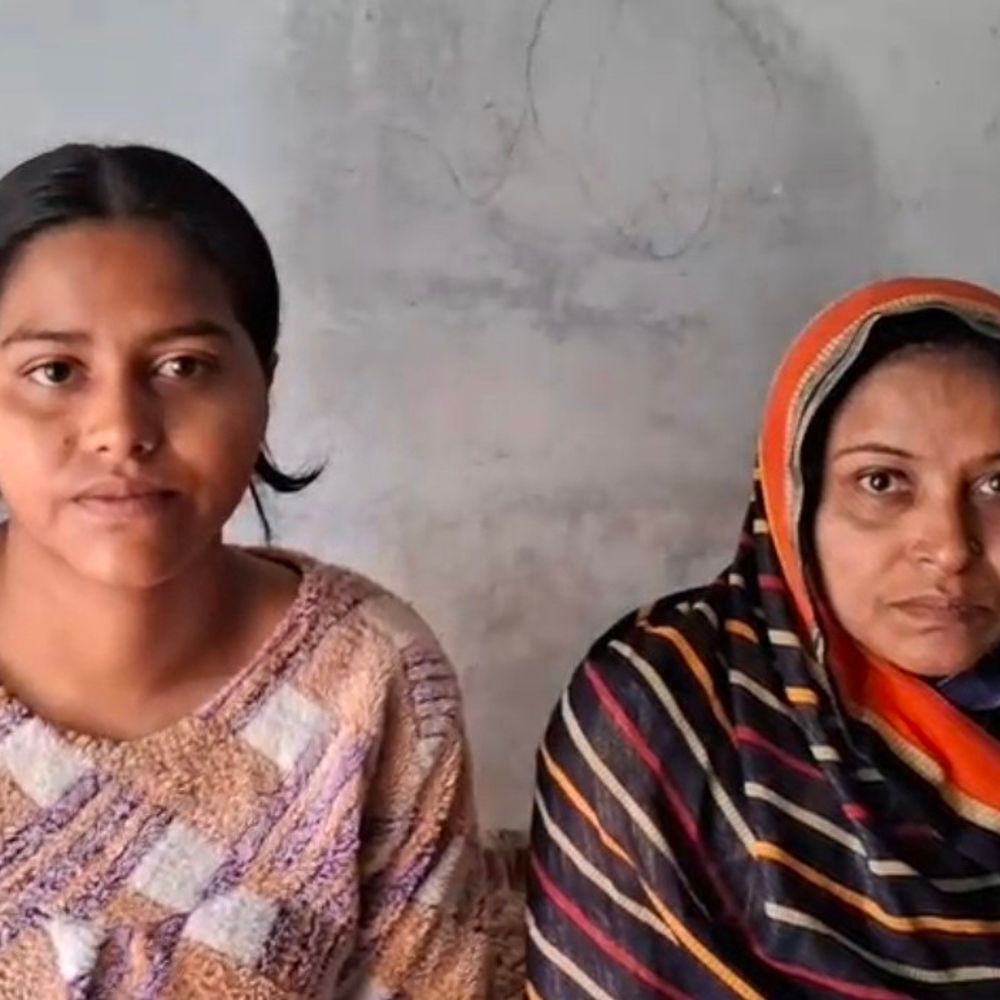 रायबरेली: फीस बकाया होने पर छात्रा को रोका:जिला प्रशासन ने 11वीं की अनुष्का की फीस भरी, अब देगी वार्षिक परीक्षा