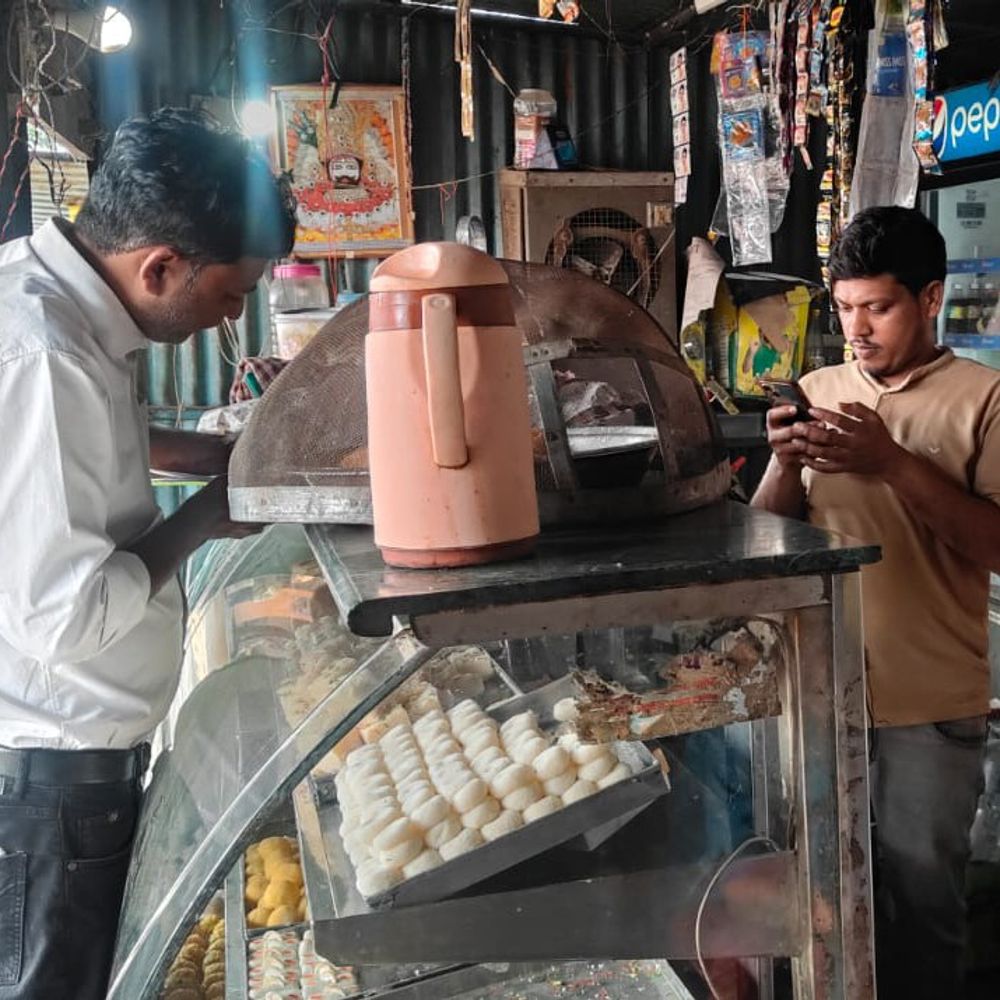 जालौन में होली से पहले खाद्य विभाग सख्त:गुड़-दूध समेत कई नमूने लिए, मानक के अनुरूप न पाए जाने पर होगी कार्रवाई