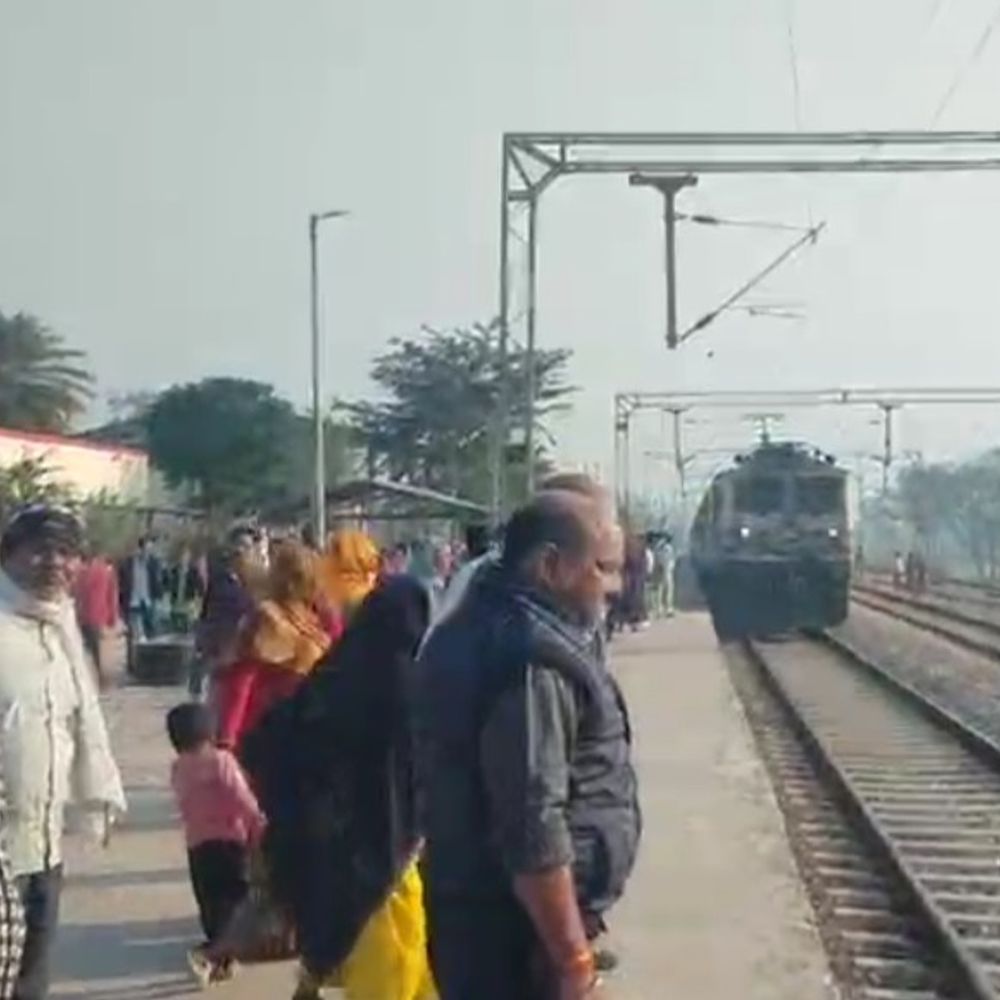 ट्रेन से कटकर युवक की मौत:जलेसर स्टेशन पर हुआ हादसा, पुलिस शिनाख्त में जुटी