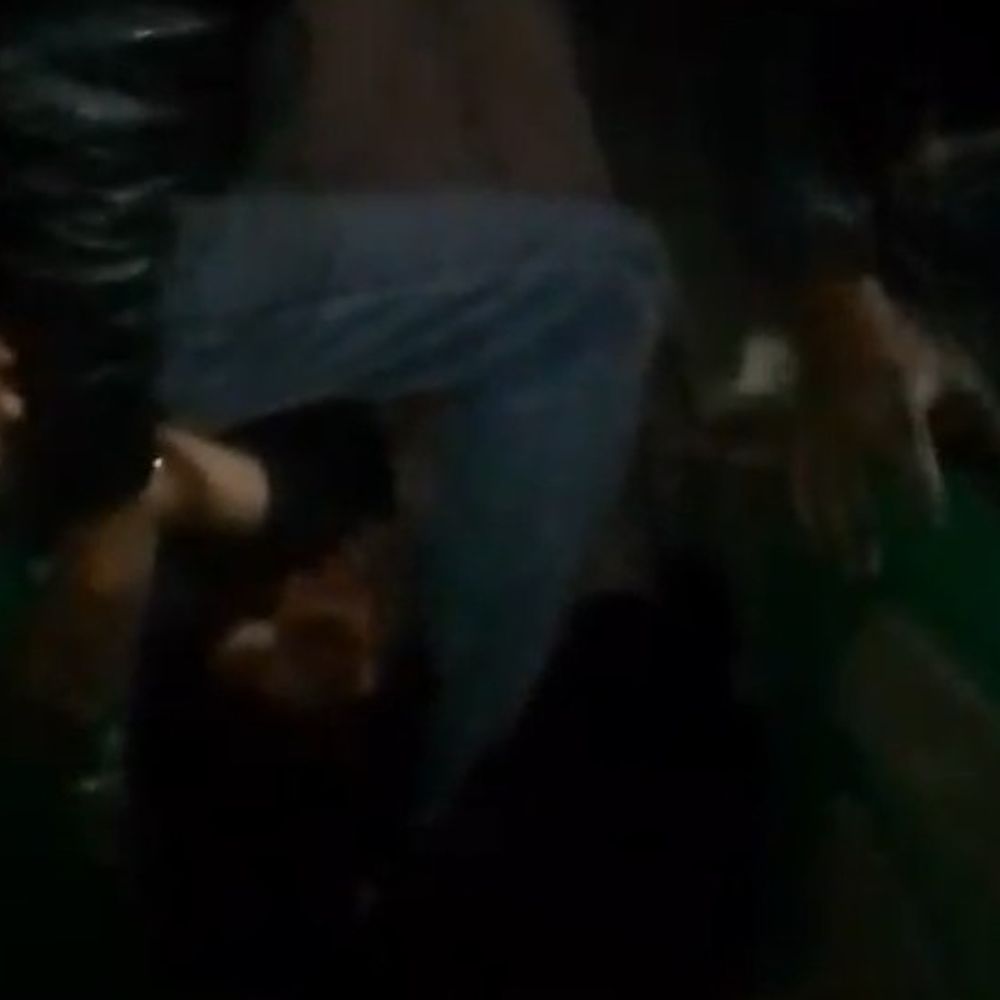 युवती मौसा के साथ रहने की जिद पर अड़ी:फतेहपुर में बोली- सबकी दो बीवियां होती हैं, हमे आपके साथ रहना है; सड़क पर किया हंगामा