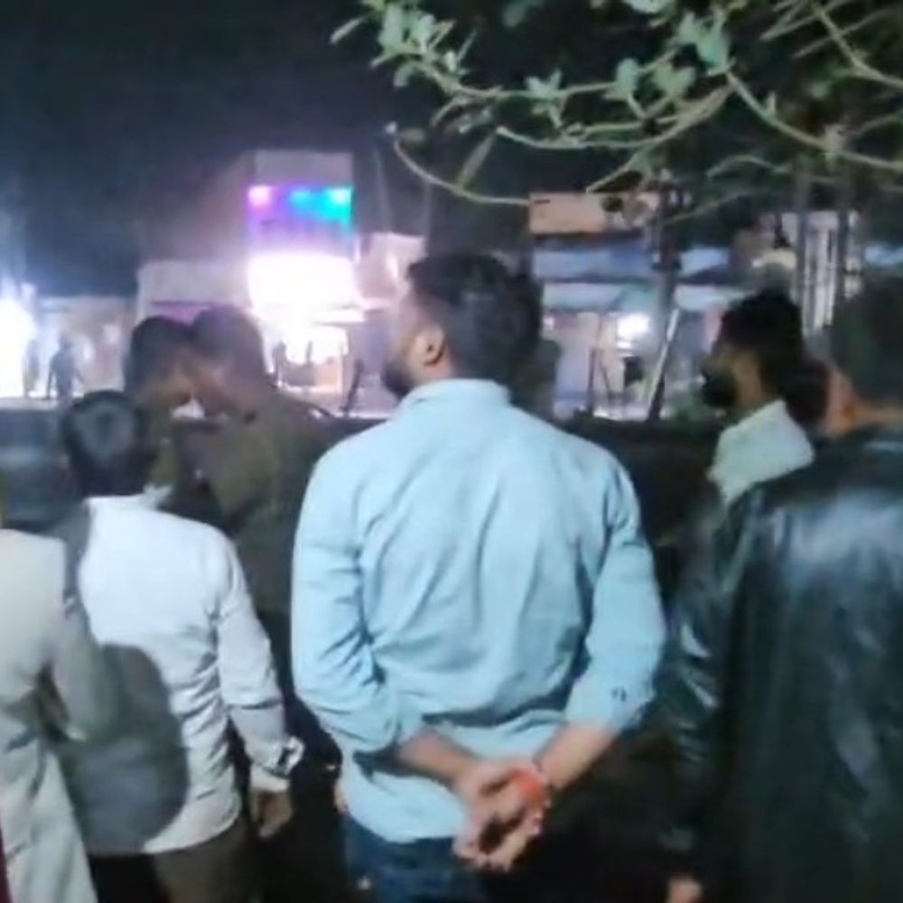 श्रावस्ती में दिनदहाड़े 4 लाख रुपए चोरी, VIDEO:सरिया-सीमेंट दुकान का गल्ला साफ, CCTV में कैद हुआ शातिर