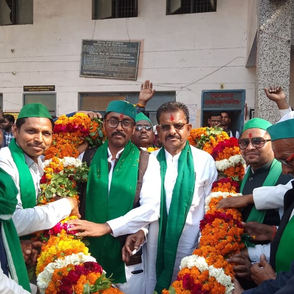 गांवों का सर्किल रेट नपं के अनुरूप करने की मांग:किसानों ने जिलाधिकारी को ज्ञापन सौंपकर मुआवजा बढ़ाने की मांग की