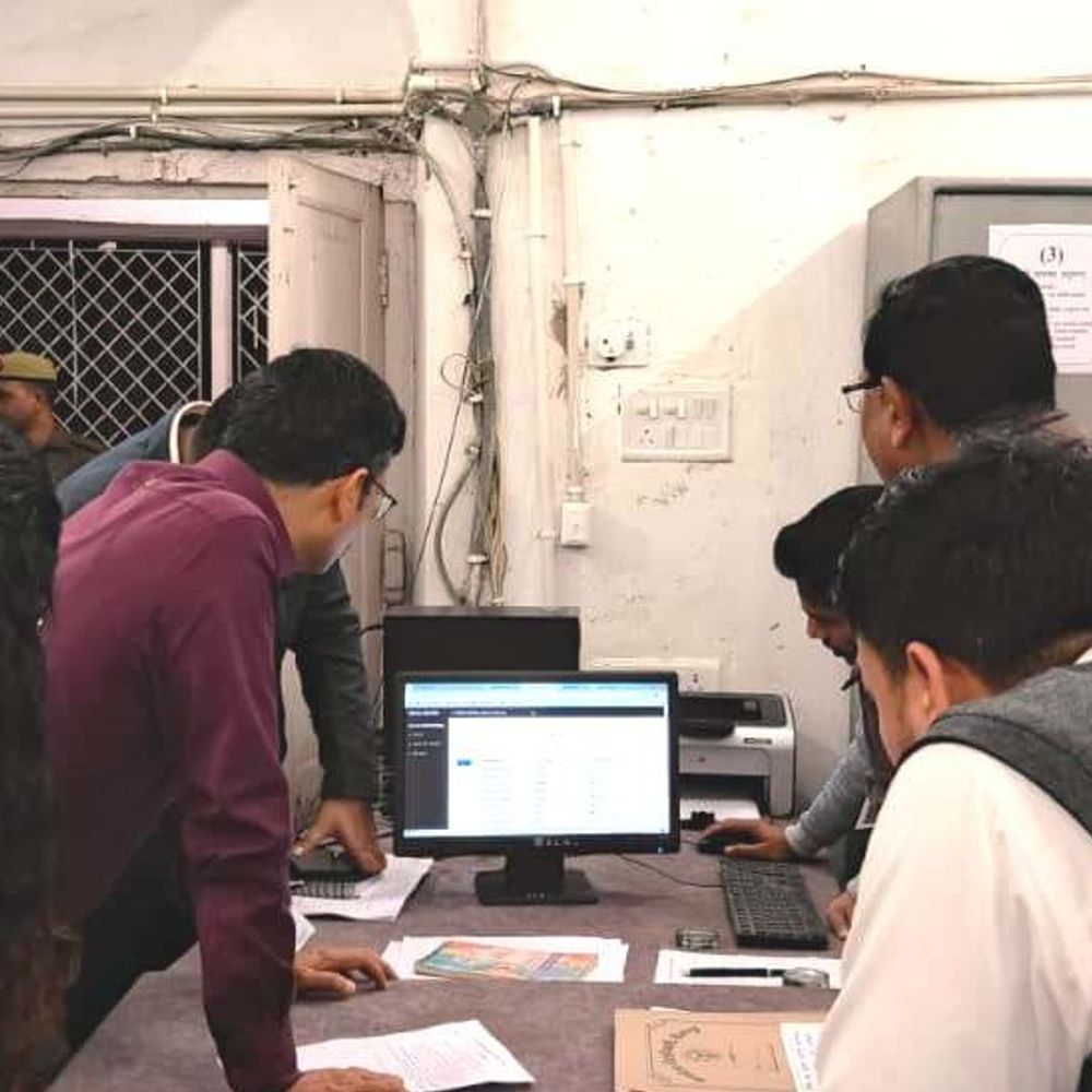 IGRS निस्तारण के बाद शिकायतकर्ताओं का फीडबैक जरूरी:सीतापुर में कमिश्नर ने किया निरीक्षण, पटलों में मिली खामियां