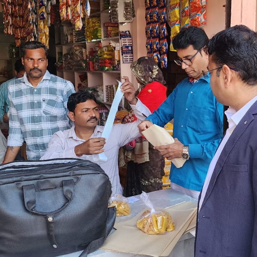 जालौन में खाद्य विभाग ने लिए नमूने:होली से पहले मिलावट रोकने को घी, बेसन, मैदा, चिप्स की जांच