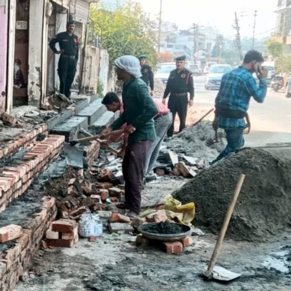 सहारनपुर में मुख्यमंत्री पोर्टल शिकायतों पर कार्रवाई:नगर निगम ने अतिक्रमण हटाए, जुर्माना वसूला और अवैध निर्माणों पर चेतावनी दी