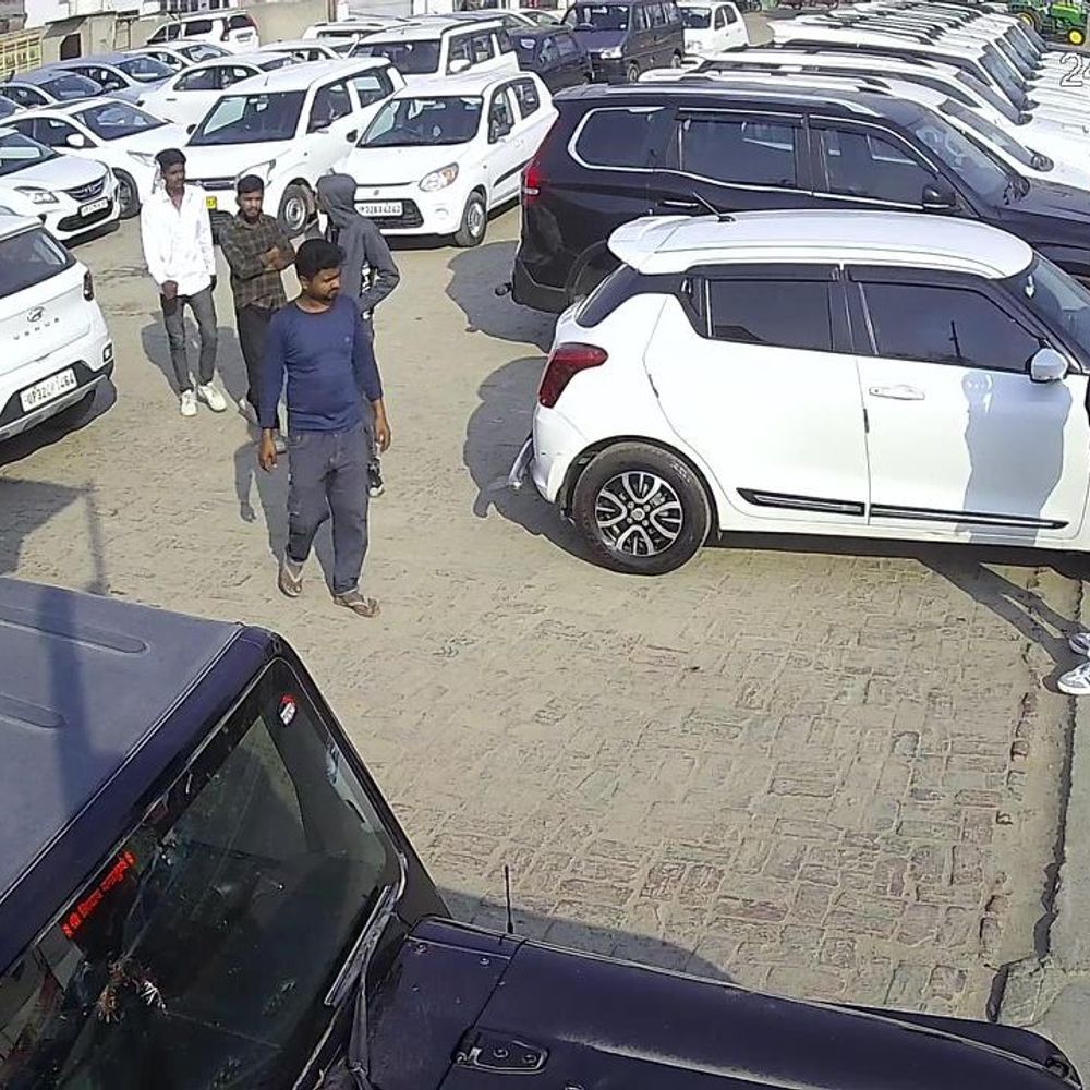 बाराबंकी में टेस्ट ड्राइव के बहाने कार लेकर भागे:कर्मचारी को चलती गाड़ी से फेंका, ग्राहकर बनकर देखने आए थे महिंद्रा XUV-300