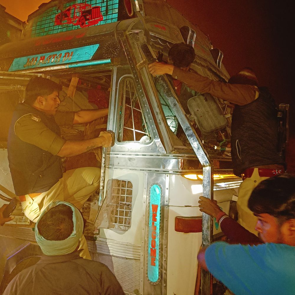 ट्रक डिवाइडर से टकराया, शॉर्ट सर्किट से लगी आग:थाना प्रभारी ने केबिन में फंसे ड्राइवर को सूझबूझ से बचाया